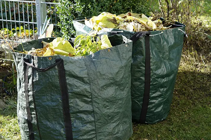 Herbstlaub und Baumschnitt in großen Gartensäcken